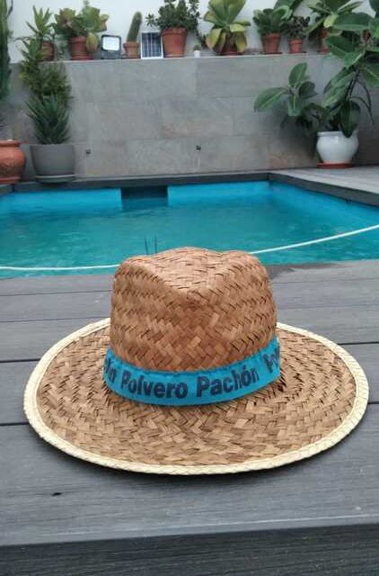 sombrero en piscina