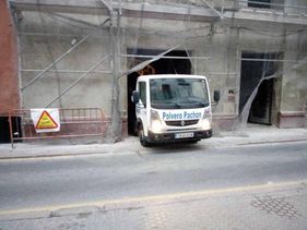 Polvero Pachón camión entre andamios