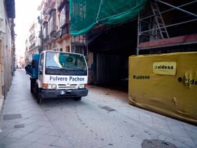 Polvero Pachón camión en mitad de calle