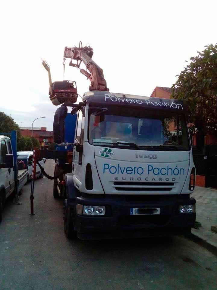 Polvero Pachón camión descargando maquina