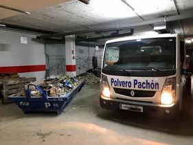 Polvero Pachón camión cargando escombros