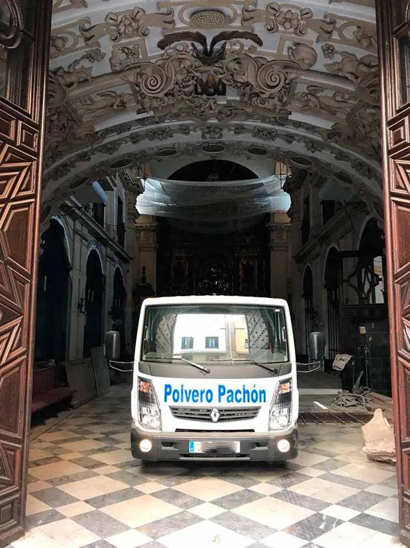 Polvero Pachón camión en iglesia
