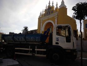 Polvero Pachón camión en iglesia
