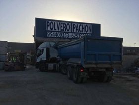 Polvero Pachón camión entrada a almacén