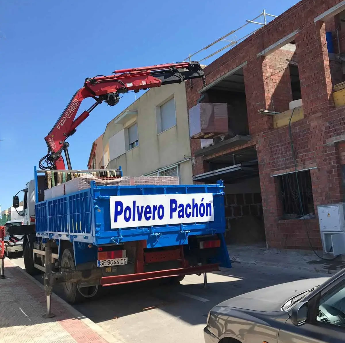 Polvero Pachón descargando camion