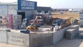 Polvero Pachón camión almacén con materiales