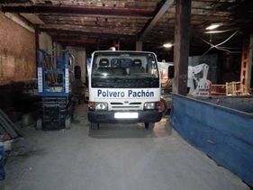 Polvero Pachón camión en almacén